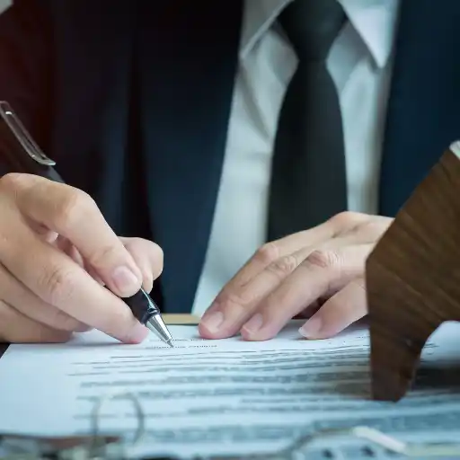Un-professionista-riceve-una-lettera-un-cliente-gli-chiede-i-danni-per-un-lavoro-consegnato-anni-prima RC professionale claims made: il rischio che arriva dopo